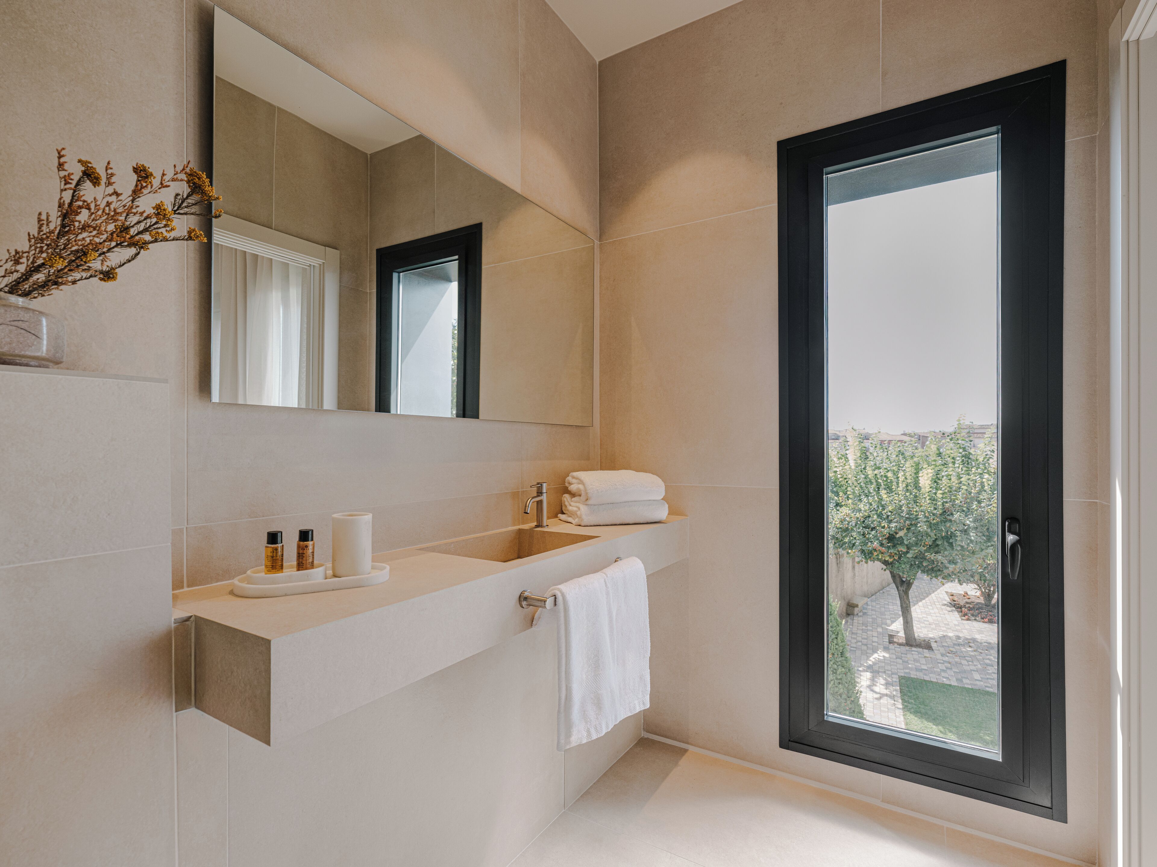 Minibar, coffres-forts dans les chambres, bureau, rideaux occultants