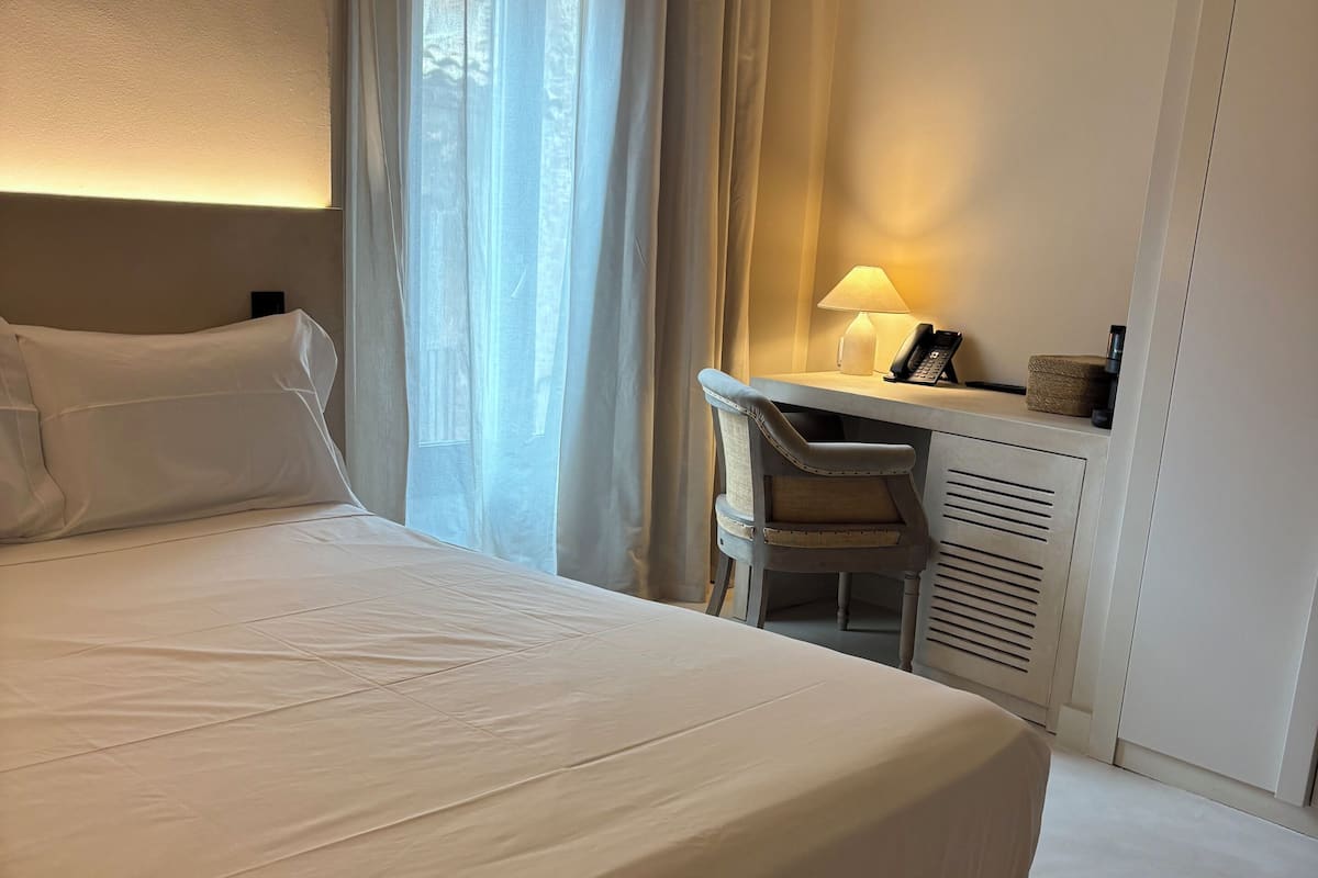 Camera singola | Minibar, una cassaforte in camera, una scrivania, tende oscuranti