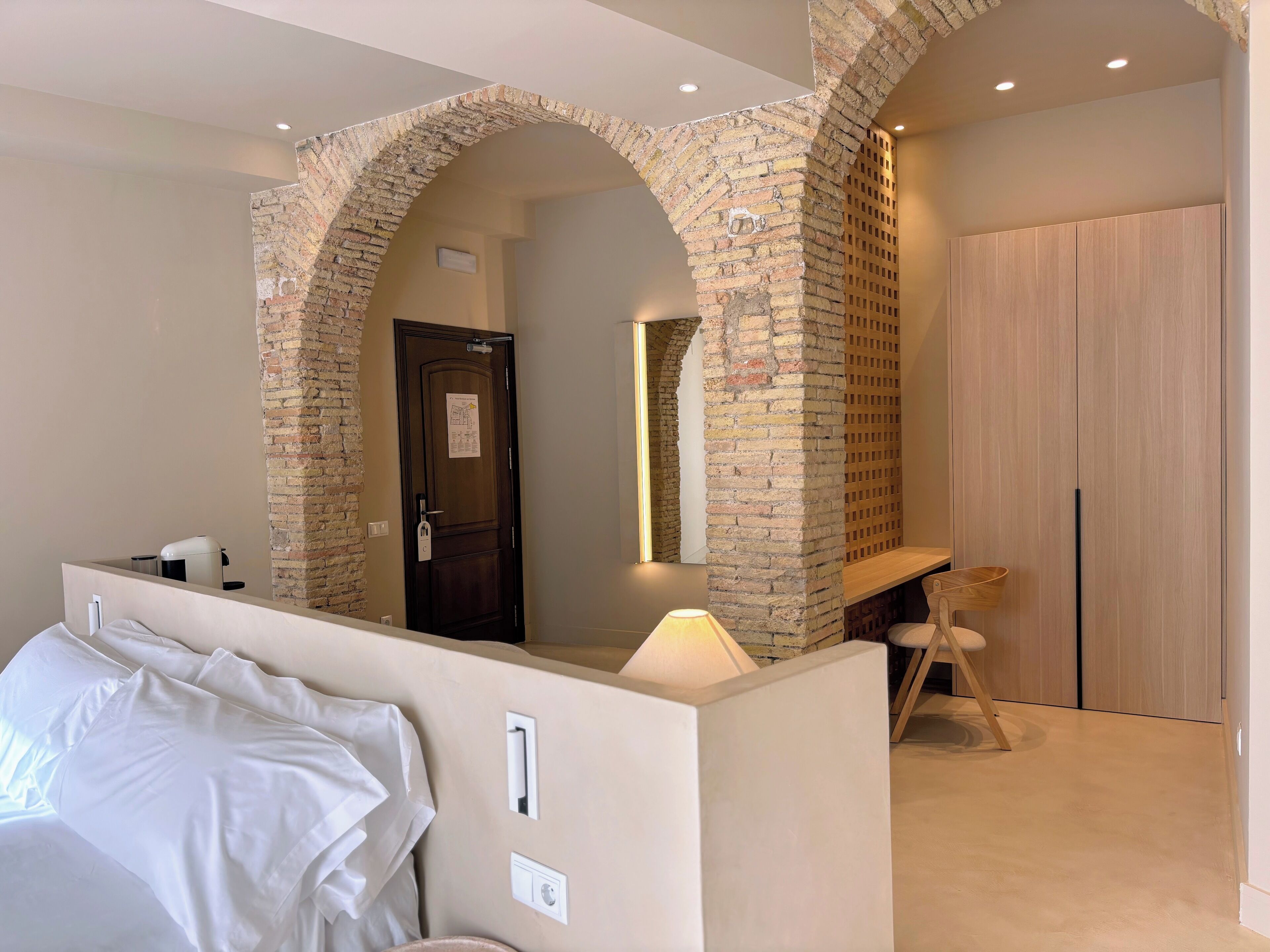 Minibar, coffres-forts dans les chambres, bureau, rideaux occultants