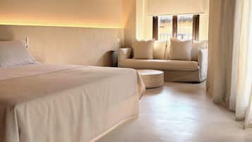 Gallery Studio Suite | Minibar, in-room safe, desk, blackout drapes