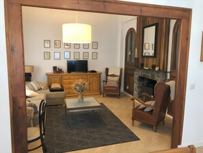 33 インチのLED テレビ (ケーブル放送視聴可)、テレビ、暖炉