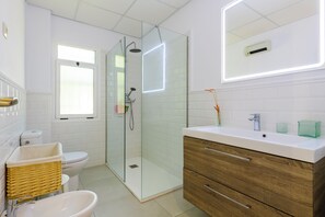 Family Chalet, 4 Bedrooms, Terrace | Bilik Mandi | Gabungan pancuran/tab mandi, hulu semburan mandi hujan 