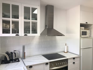 Familie-alpehytte, 4 soverom, terrasse | Eget kjøkken | Kjøleskap, mikrobølgeovn, ovn og kokeplater