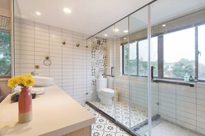 Deluxe Suite, 1 Queen Bed | Bathroom | Shower, free toiletries, hair dryer, slippers
