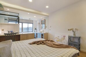 Suite, 3 Bedrooms | Meja, langsir/tirai gelap terus, Wi-fi percuma