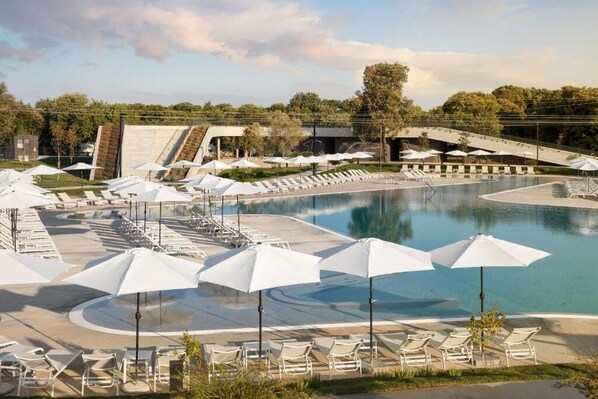 Innendørsbasseng, 2 utendørsbassenger og solsenger