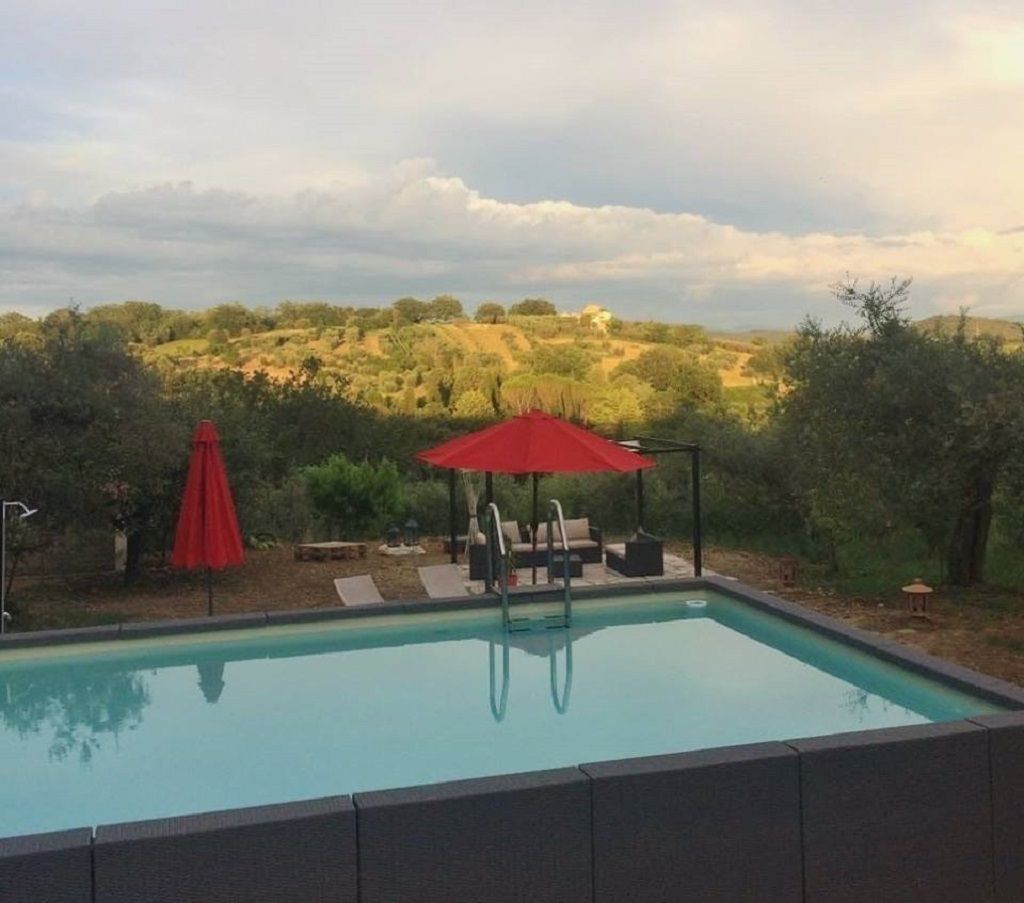 Piscina all'aperto, lettini