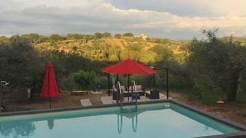 Piscina all'aperto, lettini