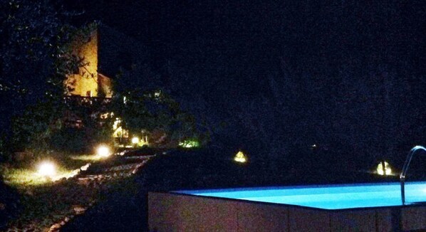 Piscina a l'aire lliure i gandules