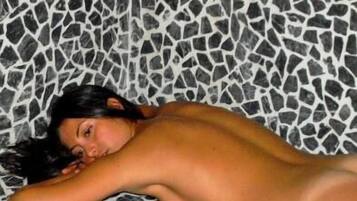 Een bubbelbad, een stoombad, een Turks bad/hammam, hotstone-massages