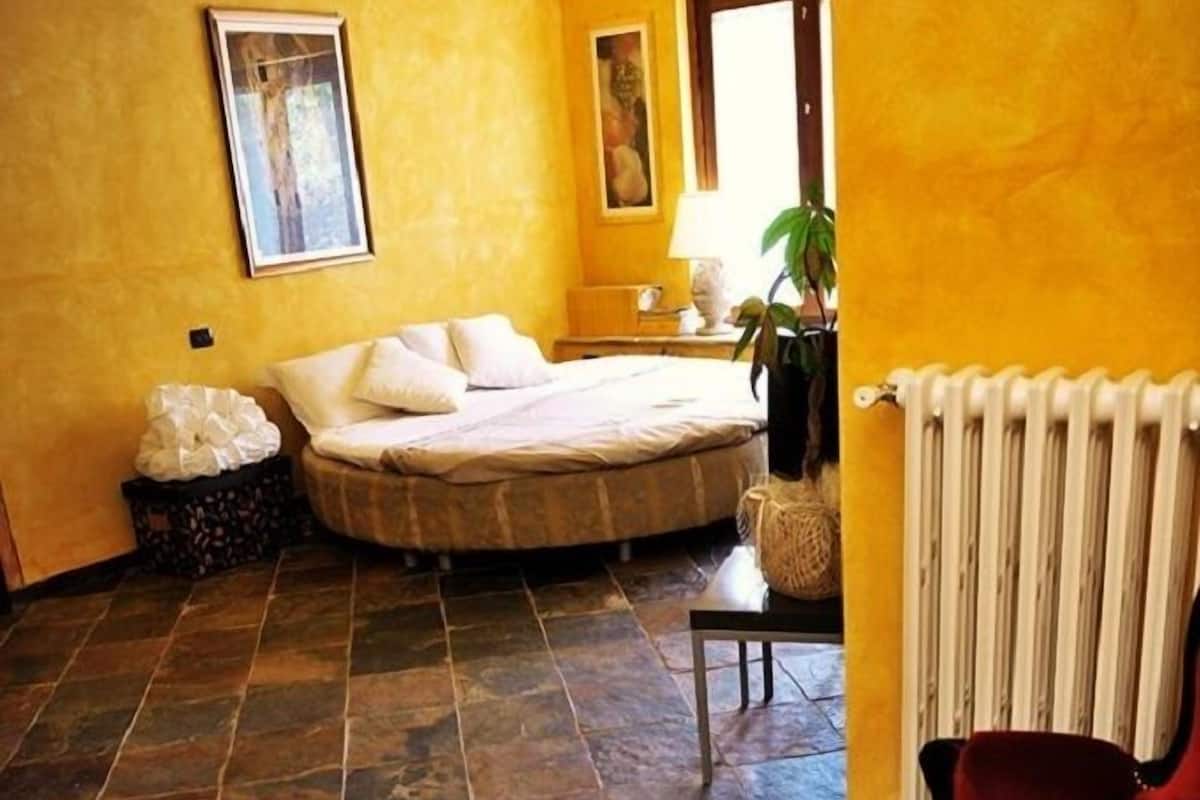 Desk, blackout curtains, free WiFi, bed sheets