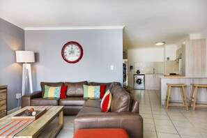 Apartamento clássico, 2 quartos, para não fumantes | Sala de estar | TV de tela plana 32 polegadas com canais via satélite, TV