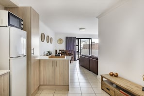 Apartamento clássico, 2 quartos, para não fumantes | Cozinha privada | Geladeira grande, micro-ondas, fogão, cooktop