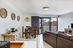 Apartamento clássico, 2 quartos, para não fumantes | Área de estar | TV de tela plana 32 polegadas com canais via satélite, TV