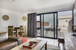 Departamento clásico, 2 habitaciones, para no fumadores | Área de sala de estar | Televisión de pantalla plana de 32 pulgadas con canales vía satélite 