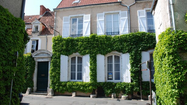 A building with a traditional facade, white shutters, and a red-tiled roof. - Le Fassardy - Chambre d'Hôtes (Chateauroux)
