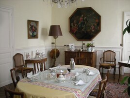 Petit déjeuner continental (5 EUR par personne)