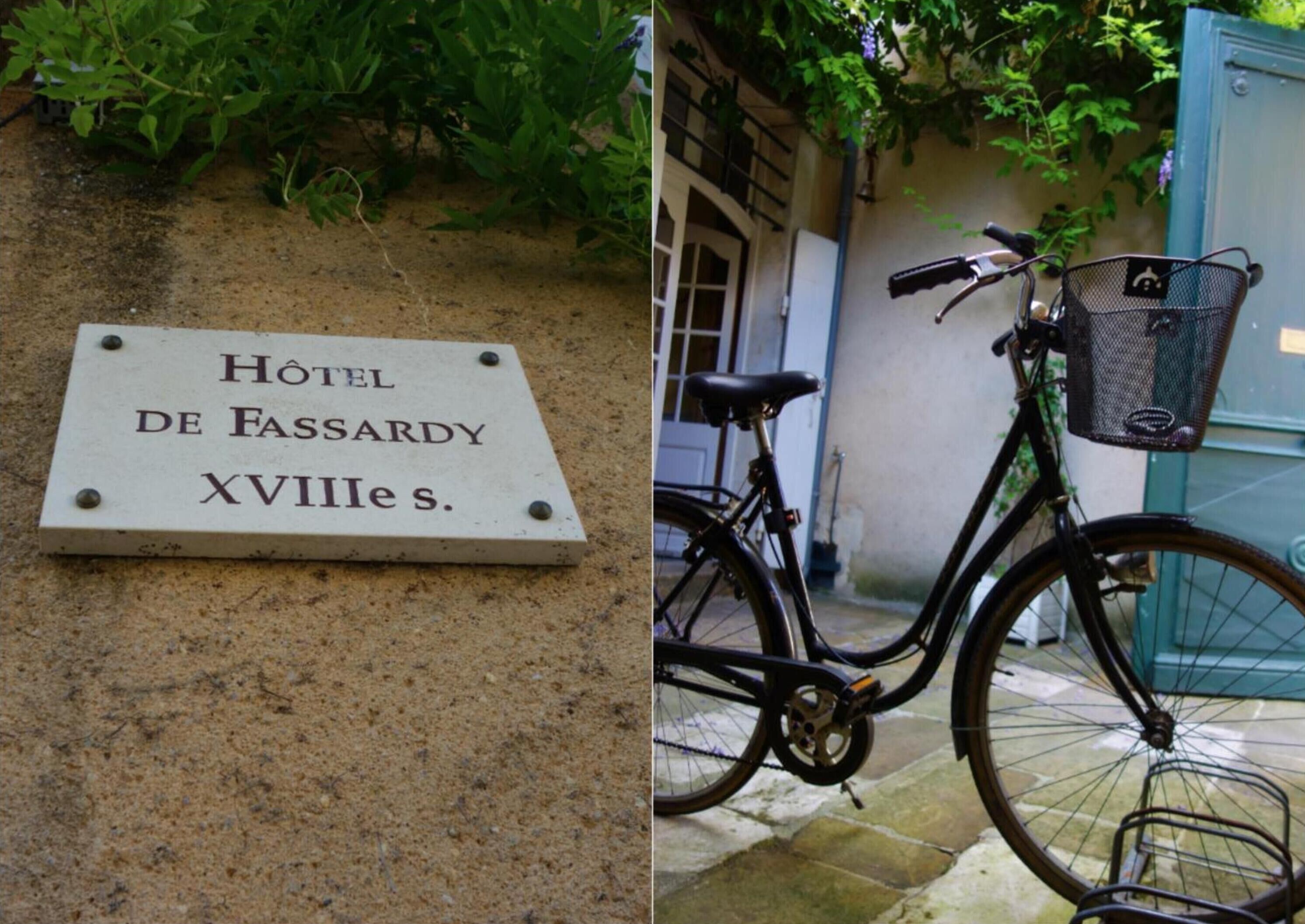 Señal que dice 'HOTEL DE FASSARDY XVIIIe.s.' y una bicicleta con cesta.