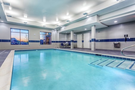 Una piscina techada. Hampton Inn & Suites Kittery-Portsmouth