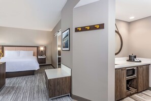 Desk, blackout drapes, iron/ironing board, free cribs/infant beds - Hampton Inn & Suites Kittery-Portsmouth (Kittery)