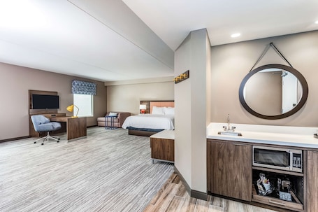 Escritorio, cortinas blackout y tabla de planchar con plancha . Hampton Inn & Suites Kittery-Portsmouth