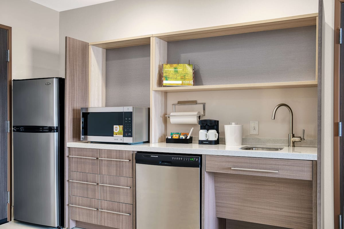 Full-size fridge, microwave, dishwasher, coffee/tea maker