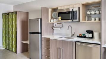 Großer Kühlschrank, Mikrowelle, Geschirrspüler