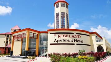 Vista frontal de la propiedad