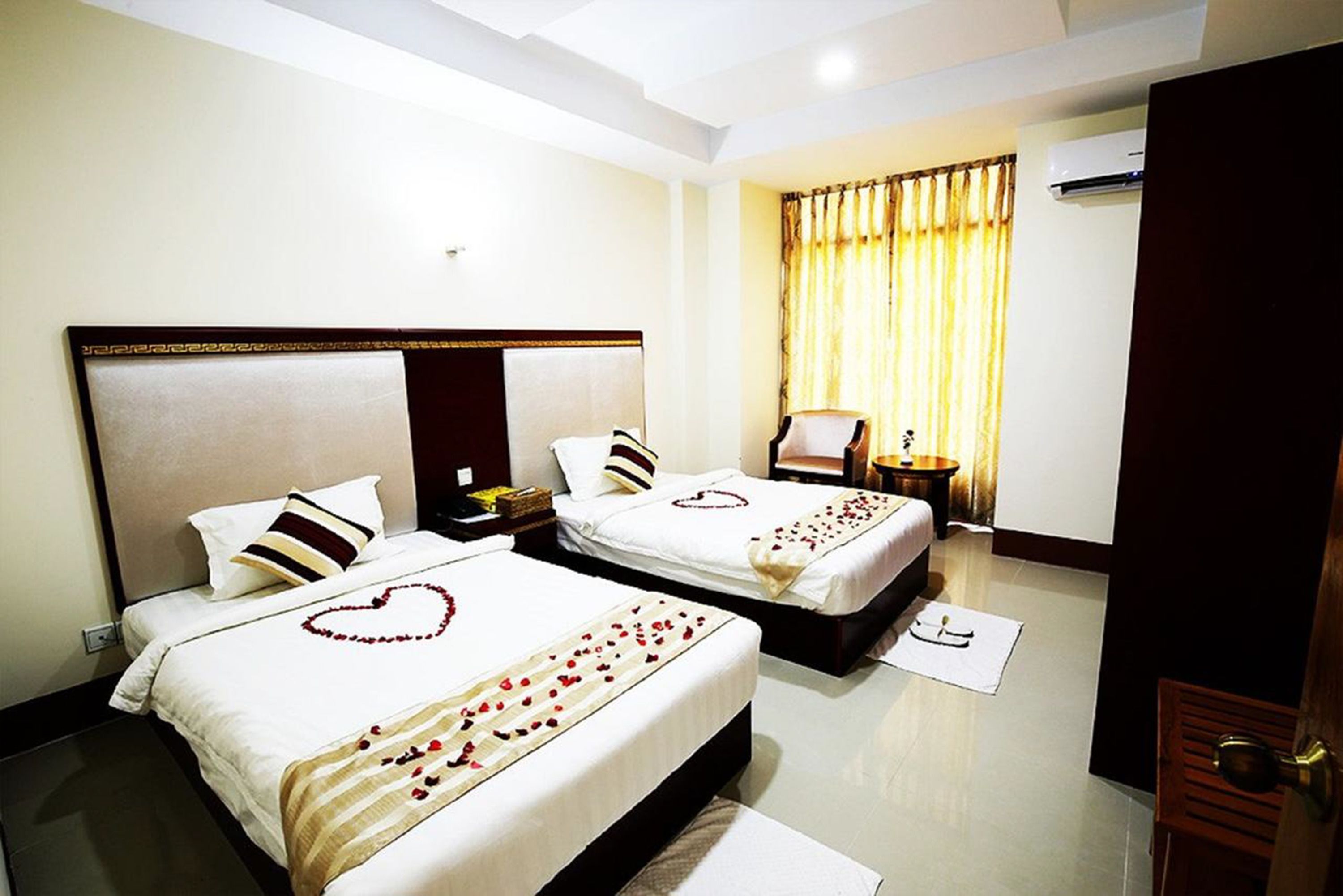 Desk, free WiFi, bed sheets