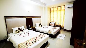 Escritorio, wifi gratis y ropa de cama