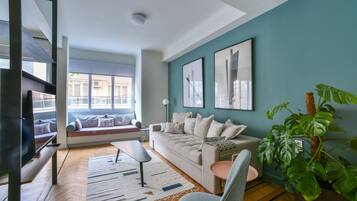 Leilighet, 2 soverom (2nd floor) | Oppholdsområde | En 60-centimeters Flatskjerm-TV med kabel-kanaler samt TV