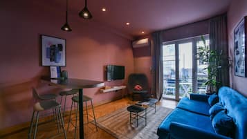 Appartement, 3 chambres (1st floor) | Coin séjour | Télévision à écran plat de 60 cm avec chaînes par câble, télévision