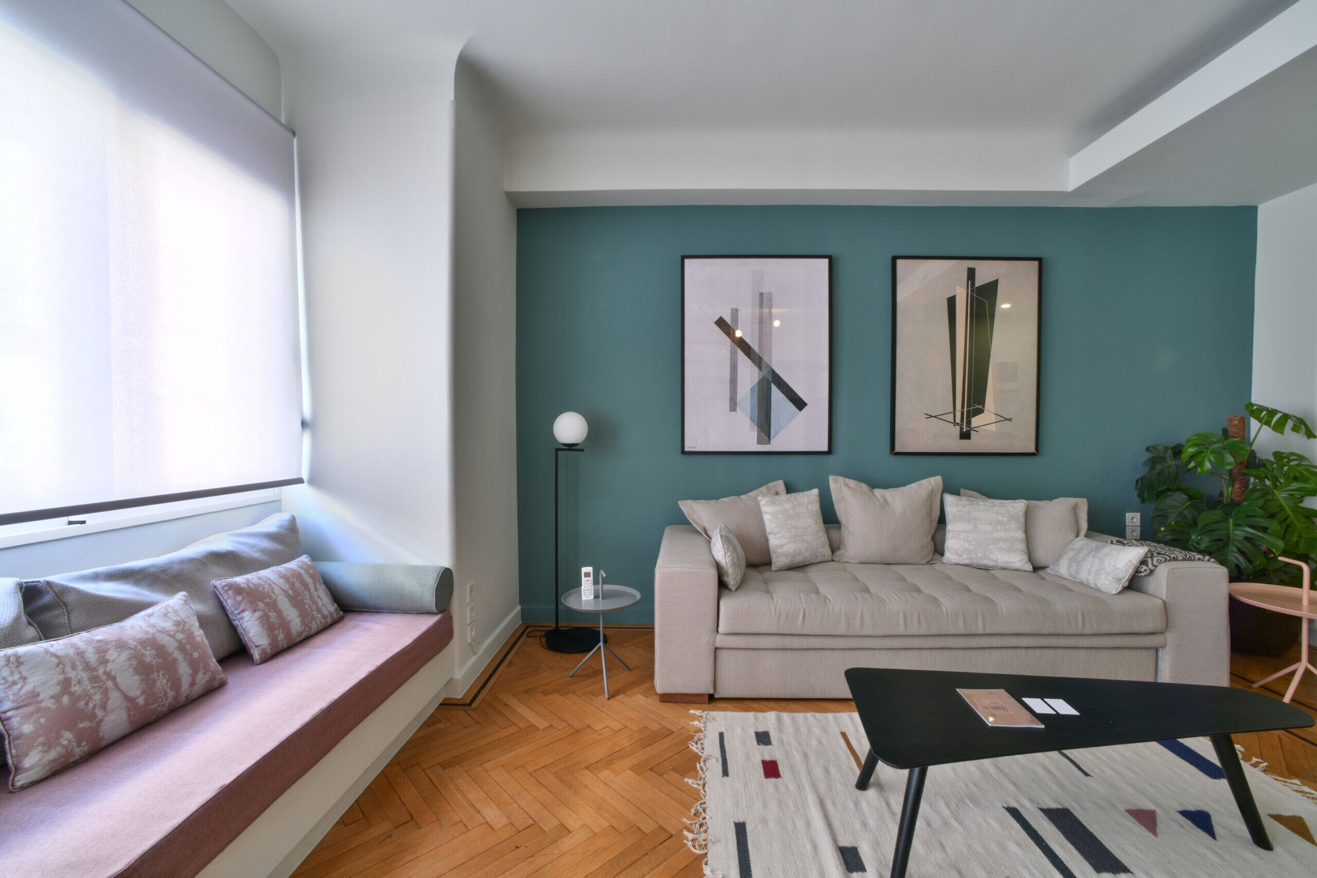 En moderne stue med sofa, sofabord og gulvlampe.