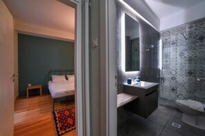 Apartemen, 2 kamar tidur (2nd floor) | Tirai kedap cahaya, setrika/meja setrika, dan tempat tidur bayi gratis