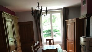 Traditionele kamer, 1 twee- of 2 eenpersoonsbedden | Woonruimte | Televisie
