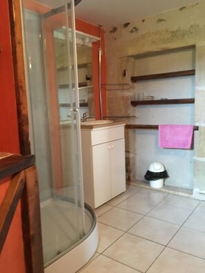 Traditionele studio | Badkamer | Een douche, gratis toiletartikelen, een haardroger, handdoeken