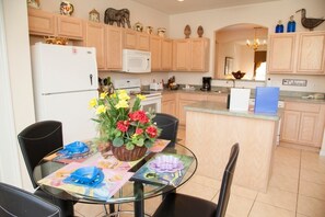 Familienvilla, eigener Pool, zum Garten hin | Frühstücksbereich