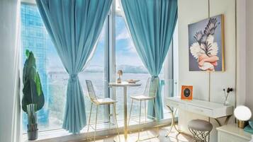 Schreibtisch, Verdunkelungsvorhänge, kostenloses WLAN