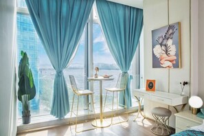 Schreibtisch, Verdunkelungsvorhänge, kostenloses WLAN