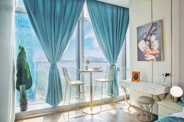 Schreibtisch, Verdunkelungsvorhänge, kostenloses WLAN