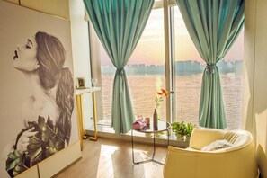 Schreibtisch, Verdunkelungsvorhänge, kostenloses WLAN