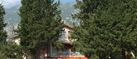 A building with a balcony and a sign that reads "Casa".