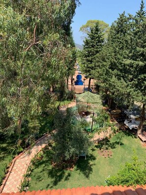 A garden with a pathway leading to a gazebo, surrounded by trees and a clear sky. - La Casita Boutique Hotel for Lycian Way Hikers, Retreats, Solo Travellers, Long Stays, and Small Groups. (Kumluca)