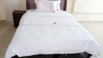 Economy Single Room, 1 Queen Bed, Non Smoking | Desk, free WiFi