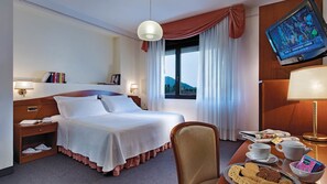 經典雙人或雙床房 | 迷你吧、客房內保險箱、隔音、免費無線上網