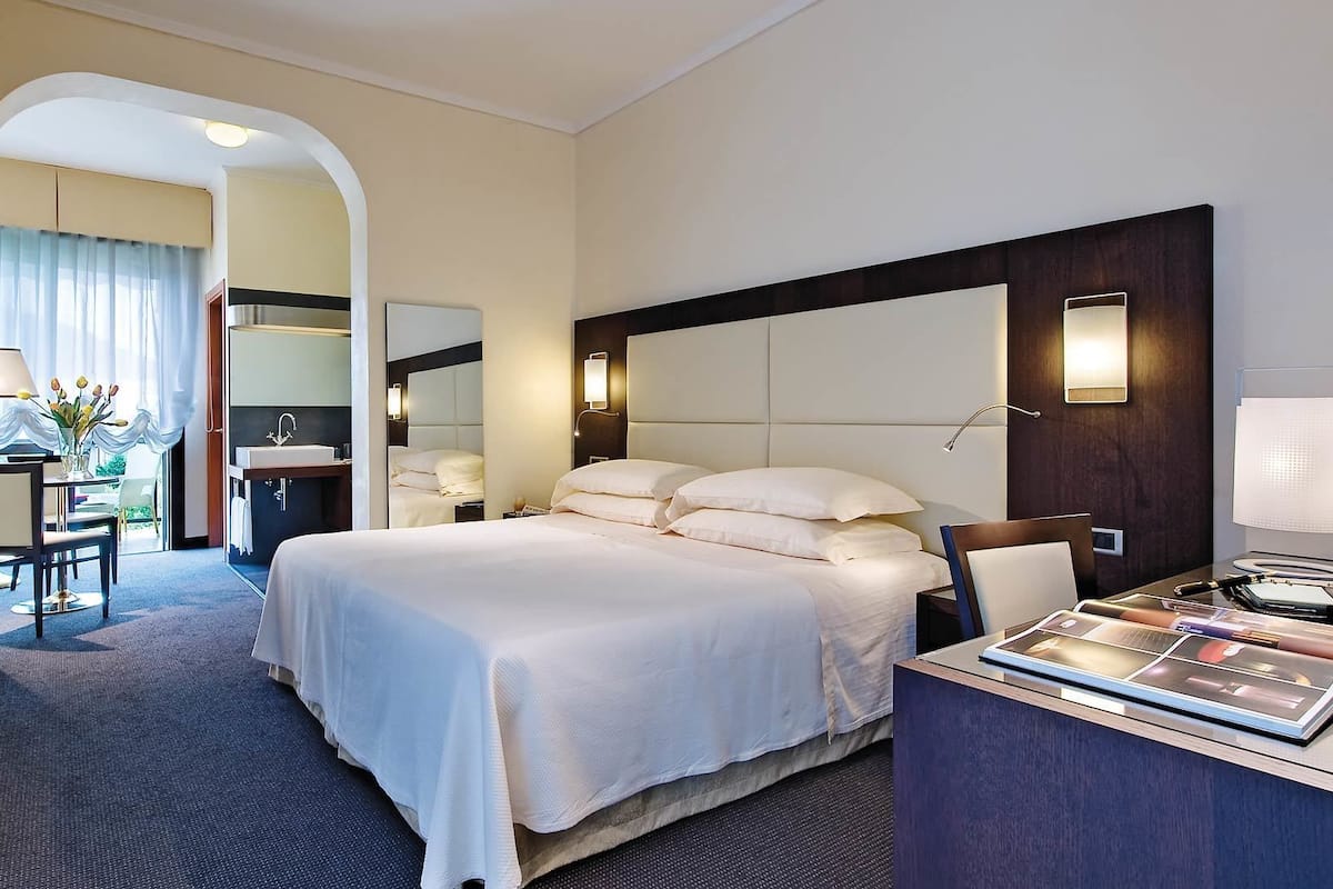 Minibar, in-room safe, soundproofing, free WiFi