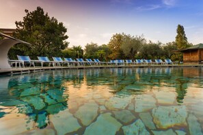 Piscina coperta, piscina stagionale all'aperto, ombrelloni da piscina