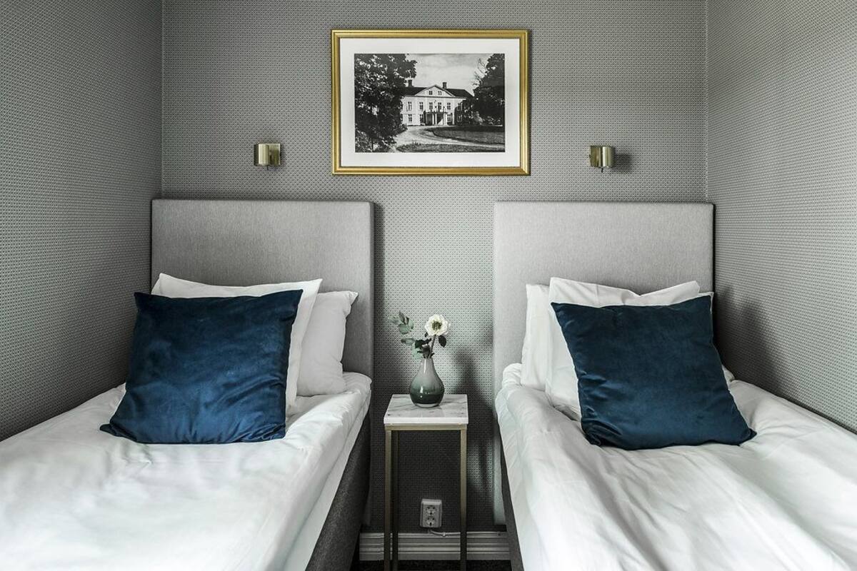 Kamar Double Standar, 2 Tempat Tidur Twin | Tirai kedap cahaya, setrika/meja setrika, dan Wi-Fi gratis