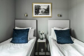 スタンダード ダブルルーム シングルベッド 2 台 | 客室ごとに異なる装飾、客室ごとに異なるインテリア、遮光カーテン、アイロン / アイロン台