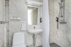 Standard Double Room, 2 Twin Beds | Bathroom | Shower, free toiletries, hair dryer, slippers - Dömle Herrgård (Deje)